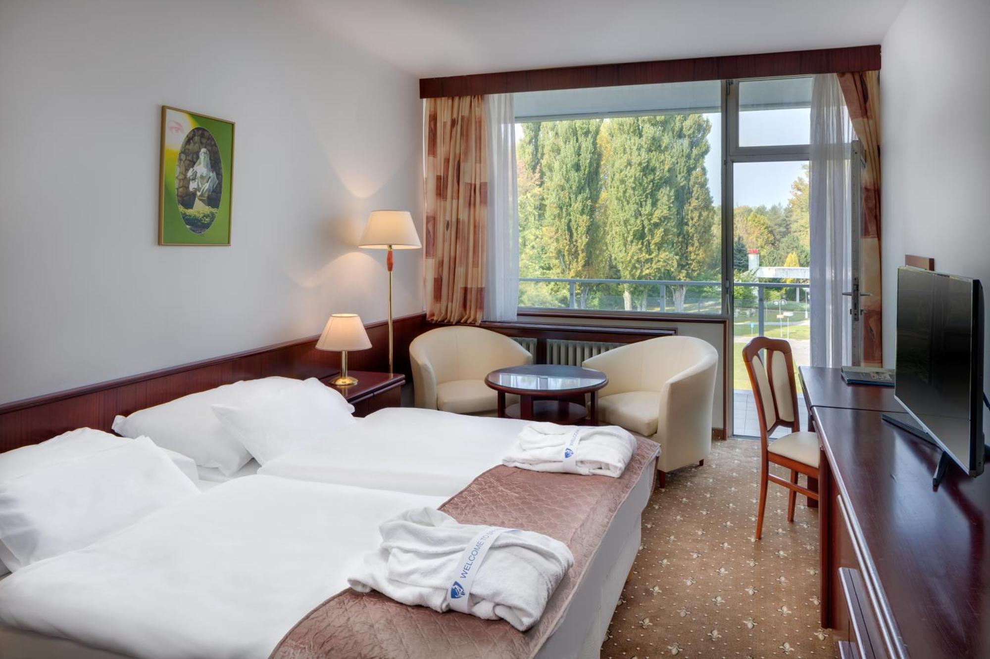 Ensana Splendid Hotel ปิเอชตานี ภายนอก รูปภาพ
