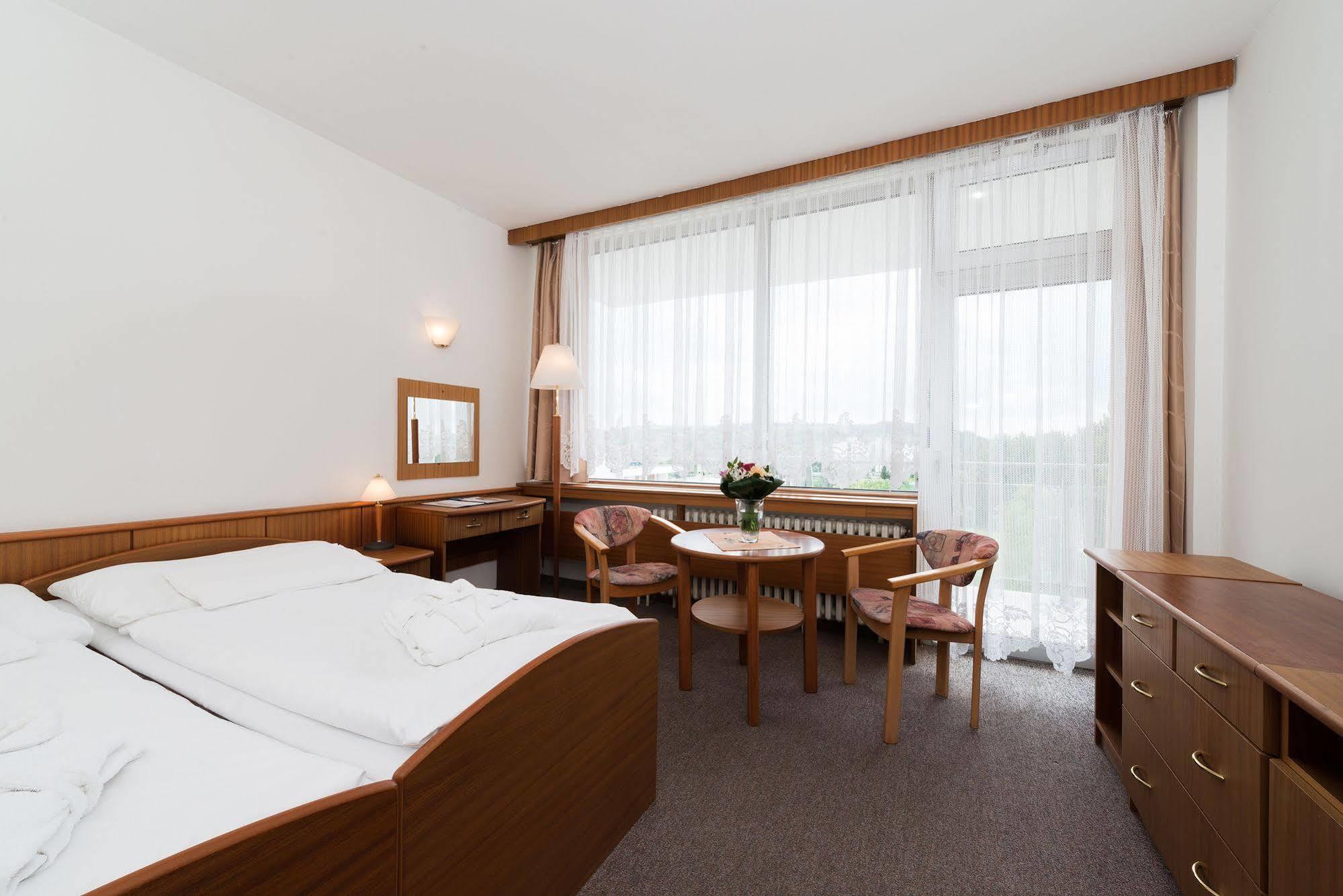 Ensana Splendid Hotel ปิเอชตานี ภายนอก รูปภาพ