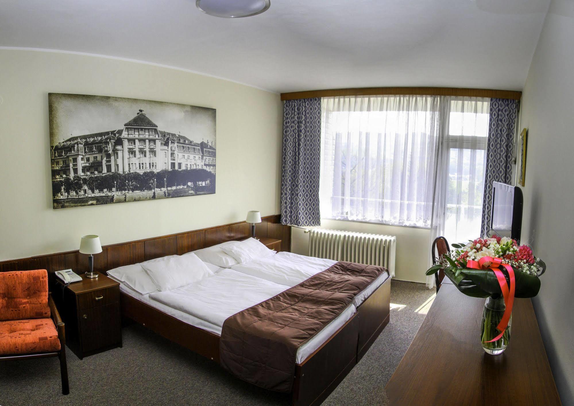 Ensana Splendid Hotel ปิเอชตานี ภายนอก รูปภาพ