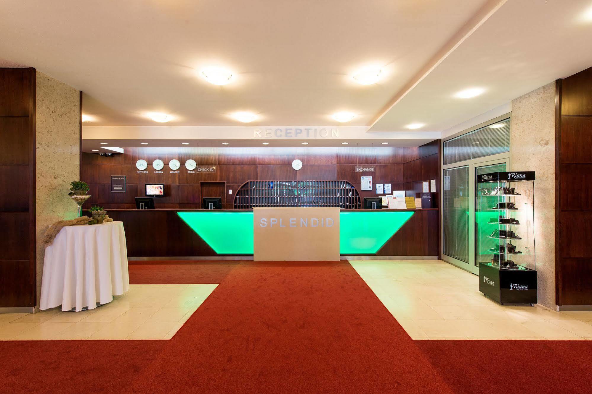 Ensana Splendid Hotel ปิเอชตานี ภายนอก รูปภาพ