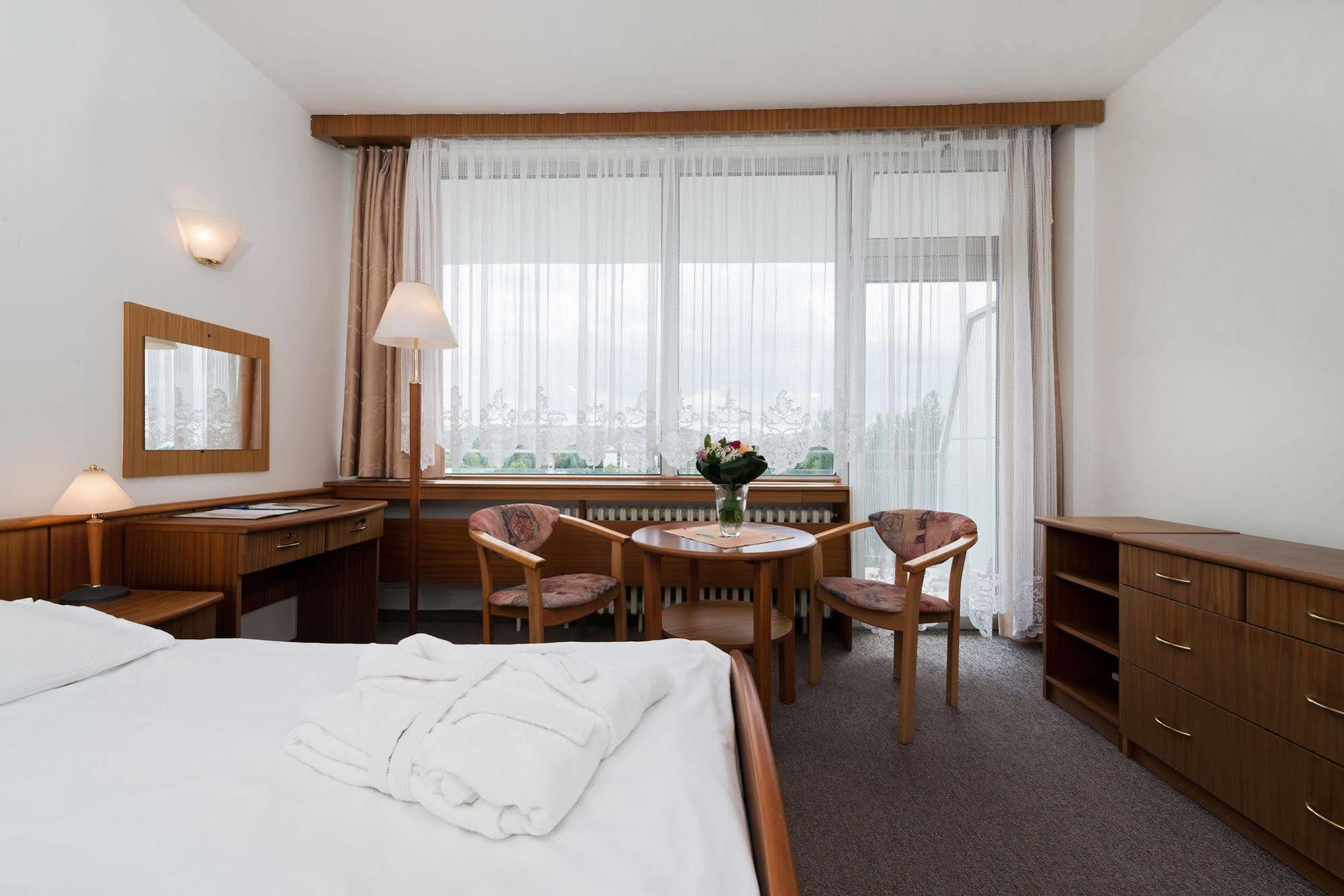 Ensana Splendid Hotel ปิเอชตานี ภายนอก รูปภาพ